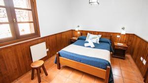 伊科德洛斯维诺斯HolidaynorthTenerife Caserío Rural Los Charcos的一间卧室,床上有白色泰迪熊