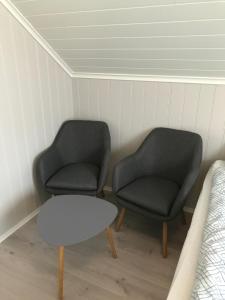 MysenMAYS Apartment的配有2把椅子和一张桌子的房间