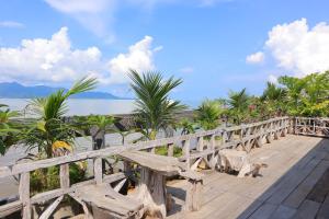 兰格普班苏达宾馆的棕榈树海滩上的木桥