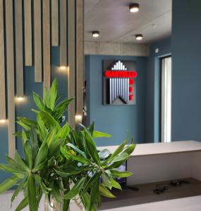 比什凯克Gastello hotel的浴室设有蓝墙、长凳和植物