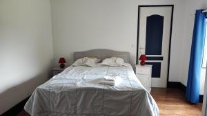 LormesGite Le Morvan的卧室配有白色的床和2条毛巾