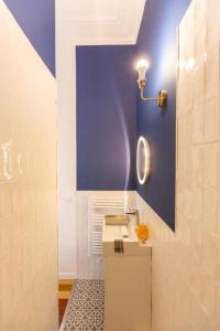 马赛GARE ST Charles - VIEUX PORT - T4 D'EXCEPTION的一间带水槽和蓝色墙壁的浴室