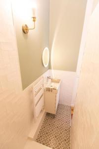 马赛GARE ST Charles - VIEUX PORT - T4 D'EXCEPTION的一间带卫生间和镜子的小浴室