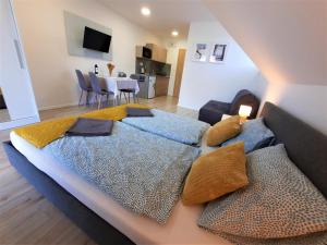 新里斯拉Tatras Apartments 622的一间卧室配有一张大床和两个枕头
