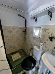 丹吉尔Dar Tinjâa的一间带卫生间和水槽的小浴室
