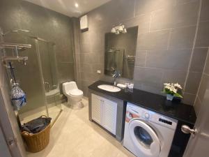 罗勇Relax and Rejuvenate in Rayong!的一间带洗衣机和水槽的浴室