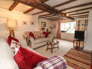 欧克汉普敦Lavender Cottage的带沙发和电视的客厅