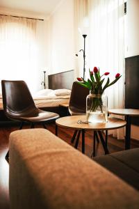 斯克拉斯卡波伦巴Willa 654的酒店客房带椅子和一张桌子,花瓶