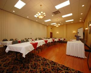纽马基特谢南多厄瓦利品质酒店的配有桌椅和讲台的会议室