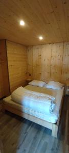 普雷芒翁Cahute de montagne pour profiter du Haut Jura的小木屋内一间卧室,配有一张床