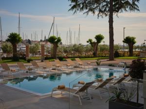 诺维格勒伊斯特拉Palazzo Rainis Hotel & Spa - Small Luxury Hotel - Adults Only的一个带躺椅的游泳池,并有大量的水