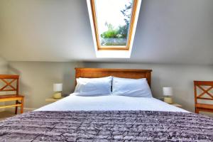 LlanwrthwlChic cottage near Elan Valley and Builth Wells的一间卧室设有一张大床和窗户
