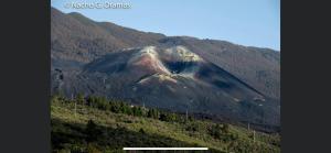 Las ManchasCASA CUEVA DE LAS PALOMAS 1的森林中间的山