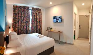 巴生HOTEL ORKID PORT KLANG的酒店客房,配有床和电视