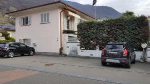 戈尔多拉Appartamento Elisabetta的两辆汽车停在房子前面的停车场