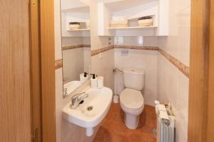 瓜达拉哈拉Apartamento La Merced.的白色的浴室设有卫生间和水槽。