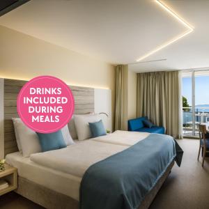 莫什尼卡德拉加Hotel Marina - Liburnia的酒店客房,配有一张带粉红色标牌的床
