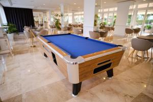 帕尔马海滩东方集团酒店的一张位于房间中间的台球桌