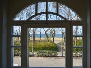 奥斯赛拜-屈隆斯博恩MEERBLICK-MAISONETTE Ostseebad Kühlungsborn的透过窗户可欣赏到海景的开放式窗户