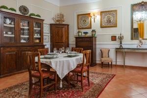 巴勒莫La casa di Dante的一间带桌椅的用餐室