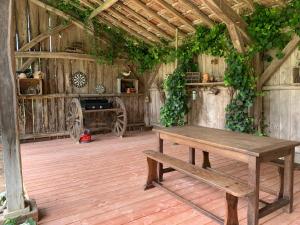 Caupenne-dʼArmagnacLes Ailes du Temps的一个带桌子和壁炉的木制谷仓