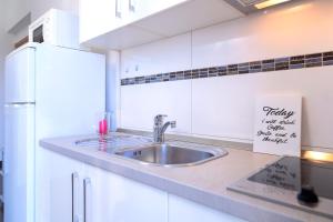 赫瓦尔Rooms & Studio Villa Fio的白色的厨房配有水槽和冰箱