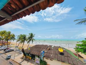 马拉戈日Hostel da Praia Maragogi的从大楼欣赏海滩美景