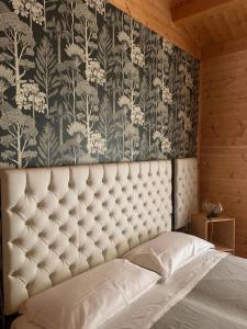BascianoL'Anfora Country Club的卧室内一张带软垫床头板的床