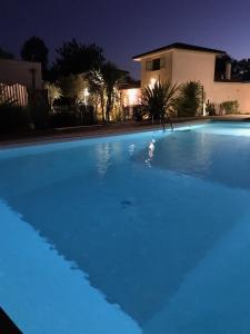 Saint-Sulpice-et-CameyracLe Clos Fleuri proche de Bordeaux的游泳池在晚上点亮