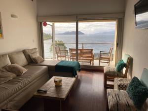 圣卡洛斯-德巴里洛切Quinta Luna NH的带沙发的客厅,享有海景