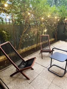 圣但尼Charme et Passion By UTA HOUSE的庭院里设有两把椅子和一张桌子