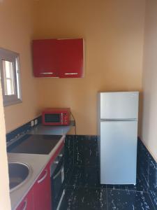 巴马科Appartement Meuble AU GOLF Bamako的厨房配有白色冰箱和水槽