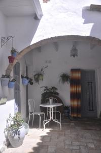 贝赫尔-德拉弗龙特拉Vivienda Turística de Alojamiento Rural Cilla Vieja的庭院配有桌椅和植物