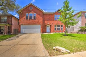 圣安东尼奥Spacious San Antonio Home about 3 Mi to SeaWorld!的一座砖房,在院子里设有车库