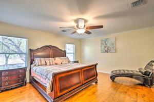 圣安东尼奥Spacious San Antonio Home about 3 Mi to SeaWorld!的一间卧室配有一张床和吊扇