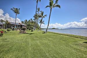 考纳卡凯Molokai Island Loft Lanai, Pool and Walk to Beach!的棕榈树草坪,房子和水