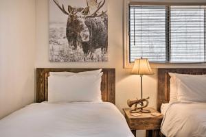 威尔森Skiers Dream Upscale Condo By Teton Village!的一间卧室配有两张床,并画着鹿的照片