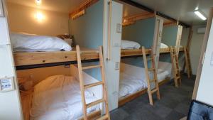 Sanuki宿 inn TEK-TEK的一间房间,设有三张双层床