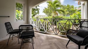 威廉斯塔德Blue Bay Lodges的客房设有椅子和景观阳台。