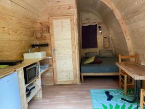 圣于连迪韦尔东Camping du lac的小木屋内的小房间,配有一张床