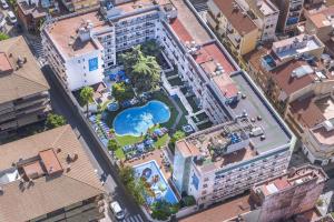 卡里拉GHT巴尔梅斯公寓式酒店的享有带游泳池的大楼的顶部景致