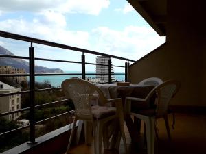 布德瓦Monterus apartment with sea view in Becici的海景阳台上的桌椅