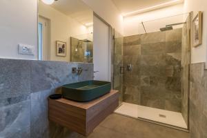 卡利Cielo e Nuvole的一间带绿色浴缸和淋浴的浴室