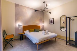 卡利Cielo e Nuvole的一间卧室配有一张床、一把椅子和镜子