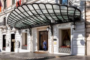 罗马巴廖尼女王饭店 –立鼎世酒店集团的站在建筑物门口的人