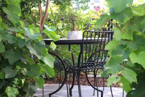 凯撒利亚Zohara boutiqe suite的花园里的黑色铁桌和长凳