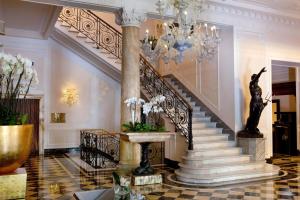 罗马巴廖尼女王饭店 –立鼎世酒店集团的吊灯的建筑物内的楼梯