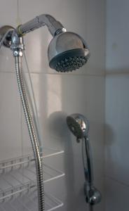 基多Apartamento 32 Juana de Arco的浴室内配有淋浴和头顶淋浴