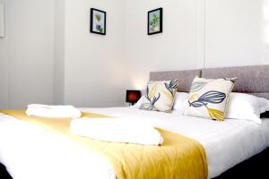 弗林特The Flintshire - North Wales - Sleeps Up To 9的一间卧室配有两张带白色床单和枕头的床。