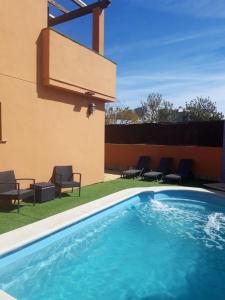托雷德尔马尔Magnifico chalet con piscina privada的一座房子后院的游泳池